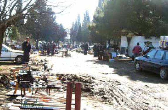 Tregu i Tuzit i mbushur me mallra jocilësorë