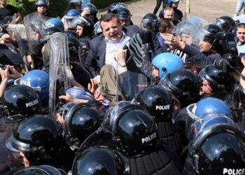 Nis mbledhja e KQZ-se, tension jashte nderteses – Zgjedhjet në Shqipëri