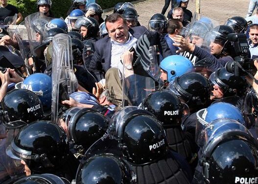 Nis mbledhja e KQZ-se, tension jashte nderteses – Zgjedhjet në Shqipëri