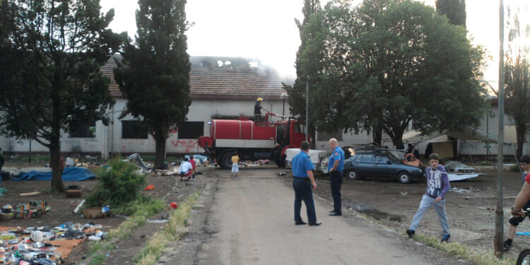 Zjarr në ish godinën e Titeksit në Tuz