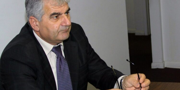 Vasel Sinishtaj fton deputetet shqiptarë të braktisin pushtetin