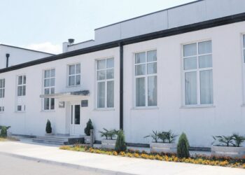 Partitë shqiptare takohen për çështjen e komunës