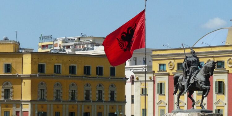 Festime kudo , 103 vjet Pavarësi, por politika vijon e ndarë: Qeveria në Vlorë, Opozita në Tiranë