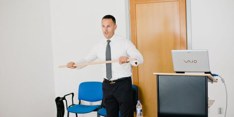 Bojaj çon teorinë e relativitetit të Ajnshtajnit, E = MC², një hap më tej në shkencën e Makroekonomisë