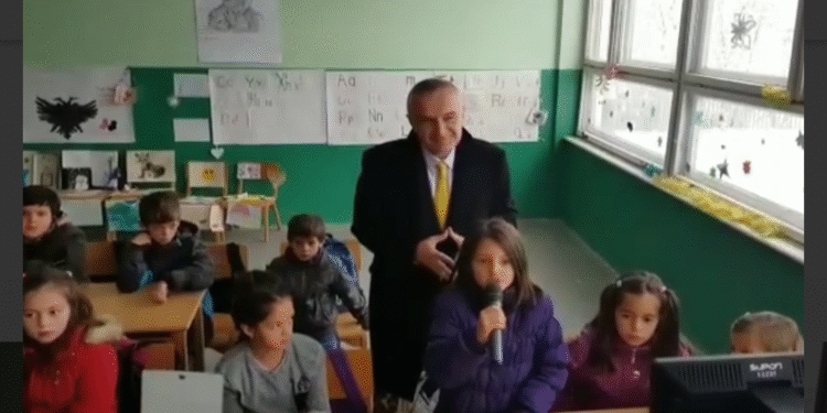 Meta: Ju uroj Festën Kombëtare me poezinë e një nxënëseje nga Medvegja