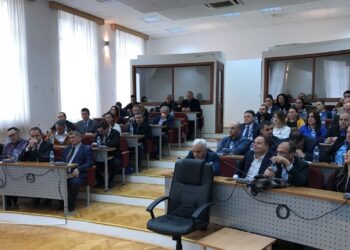 Injorohet gjuha shqipe në mbledhjen e parë të përbërjes së re të Kuvendit të Tuzit