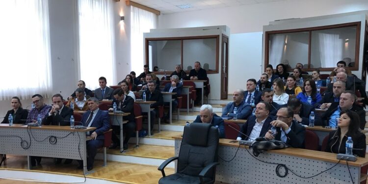 Injorohet gjuha shqipe në mbledhjen e parë të përbërjes së re të Kuvendit të Tuzit