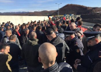 Në Mirditë protestuesit prishin simbolin turk në digën e hidrocentralit të Qafë Mollës