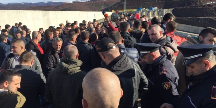 Në Mirditë protestuesit prishin simbolin turk në digën e hidrocentralit të Qafë Mollës