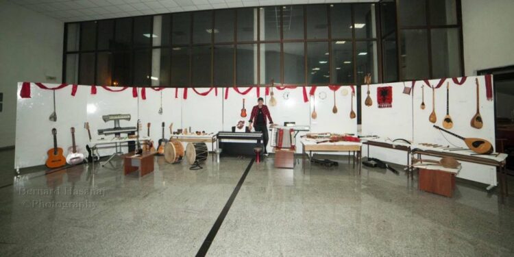 Ekspozita e më se 100 instrumenteve muzikore
