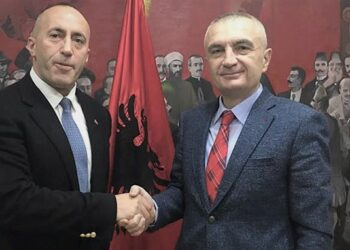 Haradinaj merr pasaportën e Shqipërisë, takoi Metën dhe Ramën
