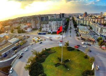 Largohet flamuri kombëtar në hyrje të Prishtinës, vendoset flamuri shtetërorë i Kosovës