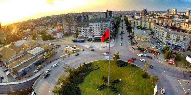 Largohet flamuri kombëtar në hyrje të Prishtinës, vendoset flamuri shtetërorë i Kosovës