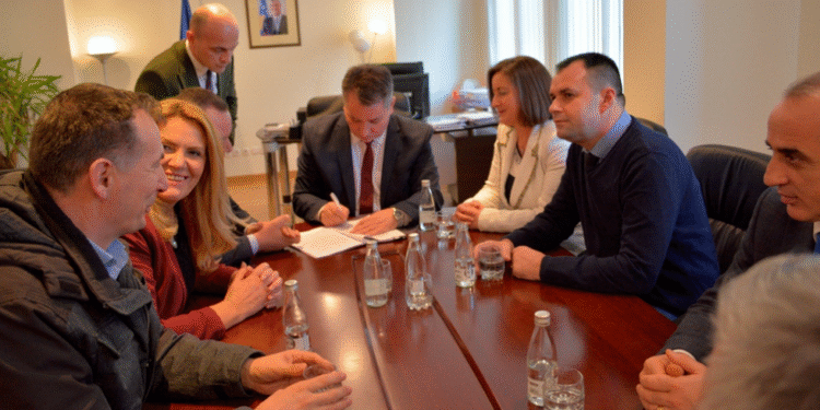 Nënshkruhet kontrata për fillimin e punimeve të rrugës Deçan-Plavë