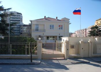 Shqipëria dëbon dy diplomatë rusë