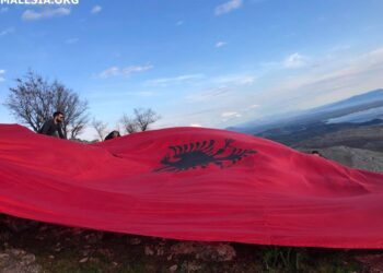 Grupi i Tifozave Kuq e Zi, Tuz-Malësi, shpalosin flamurin shqiptar në Deçiq