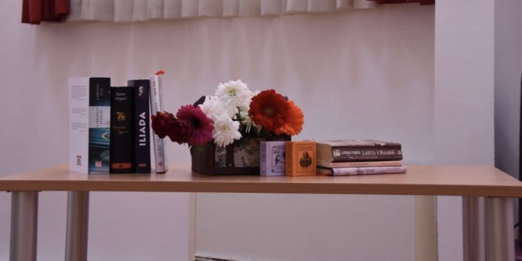 Në kuadër të Vitit Mbarëkombëtar të Skënderbeut dhe me rastin e Ditës Ndërkombëtare të Librit u mbajt manifestim historiko-letrar (VIDEO)