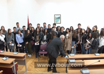 Shoqata Malësia e Madhe nga New York-u, ndanë bursat për studentët në Malësi (Video)