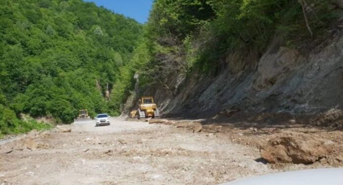 Misioni i OSBE-së: Ndërpriten punimet në rrugën Deçan-Plavë, Selmanaj punimet vazhdojnë