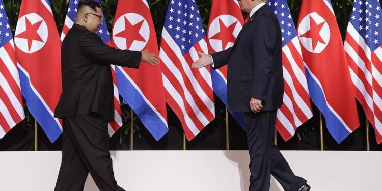 Pas shtrëngimit të duarve, Trump e Kim firmosin marrëveshje. Mister detajet