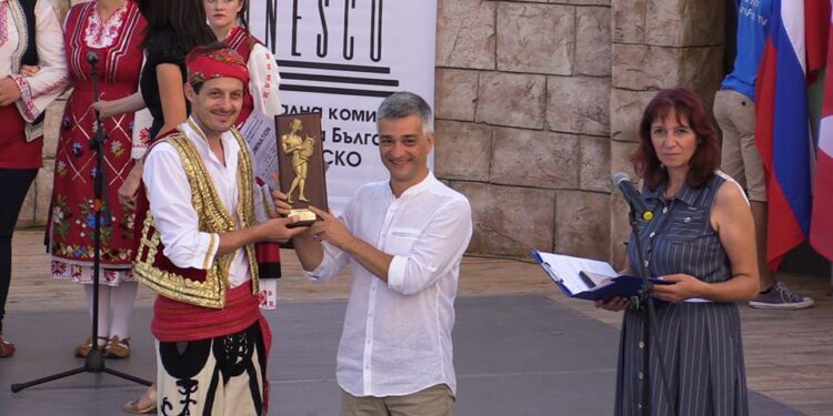 Ansambli ”Shqiponja” me medalje të artë nga festivali botërorë në Bullgari 