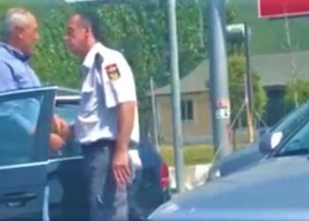 Doganieri malazez në krye të detyrës i dehur dhe duke marrë para (VIDEO)