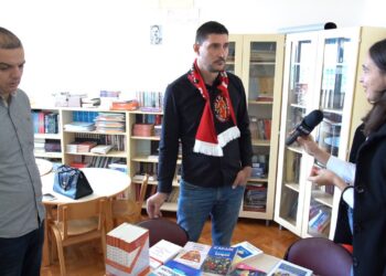 “Tifozat Kuq e Zi” dhurojnë libra për shkollën fillore “Mahmut Lekiq”, në Tuz