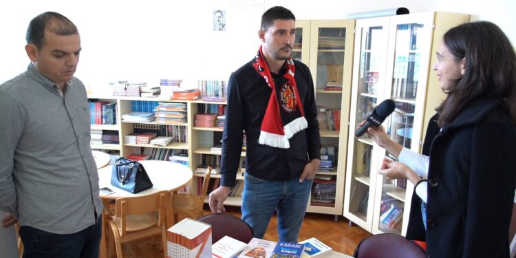 “Tifozat Kuq e Zi” dhurojnë libra për shkollën fillore “Mahmut Lekiq”, në Tuz