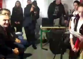 Dita e Flamurit,Presidenti i Shqipërisë Ilir Meta, uron me këtë poezi të recitua nga nxënësit e shkollë fillore në “Dacaj”-Roxhajë