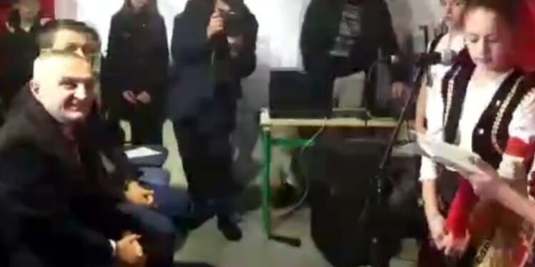 Dita e Flamurit,Presidenti i Shqipërisë Ilir Meta, uron me këtë poezi të recitua nga nxënësit e shkollë fillore në “Dacaj”-Roxhajë