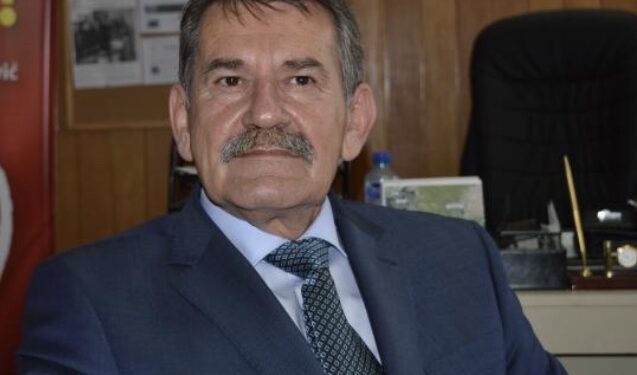 Gjonaj: Kryetari i Komunës së Ulqinit Loro Nrekiqi  u jep dorën në kuvend të gjithë këshiltarëve, por harron gazetarët