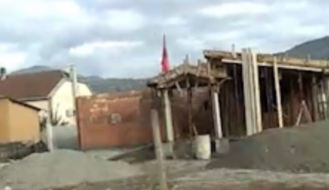 Polica malazeze heq dhe merr me vete flamurin shqiptar, i cili valonte në një shtëpi në Milesh