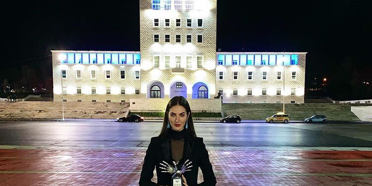 Emina Çunmulaj nderohet me çmimin në eventin “ODA”