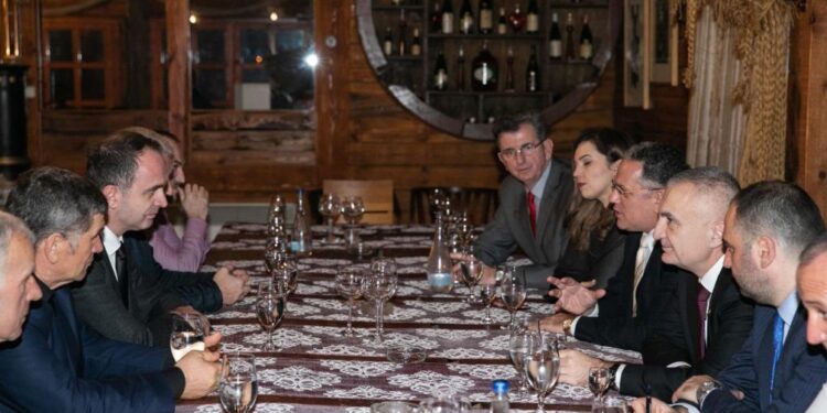 Presidenti Meta takohet me përfaqësuesit e partive politike shqiptare në Tuz