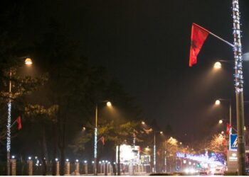 Presidenti Ilir Meta sot në Mal të Zi – Ironike, vendosen flamuj shqiptar në disa rrugë në Podgoricë!