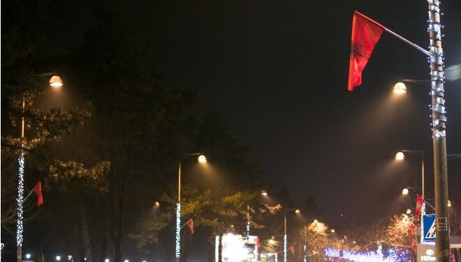 Presidenti Ilir Meta sot në Mal të Zi – Ironike, vendosen flamuj shqiptar në disa rrugë në Podgoricë!