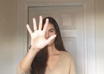 Emina Çunmulaj: Votoni numrin 5, Forumin Shqiptar