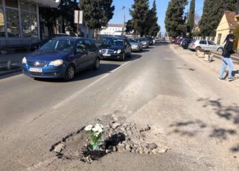 PERFORMANCË e organizuar nga FORUMI SHQIPTAR në lidhje me situatën e infrastrukturës rrugore në Malësi