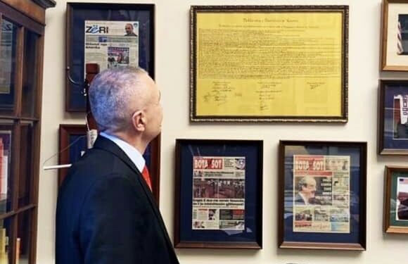 Urim për pavarësinë e Kosovës, Presidenti Meta, ndan një kujtim të paharrueshëm