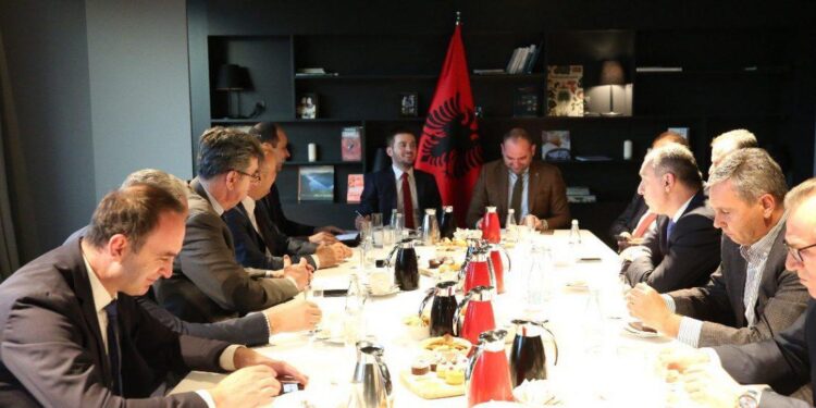 Ministri në Detyrë Cakaj, në takim me faktorin politik shqiptar në Malin e Zi