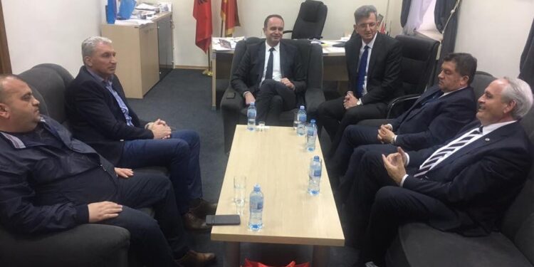Kryebashkiaku i Lezhës, Fran Frrokaj dhe Ambasadori i Kosovës në Maqedoni, Gjergj Dedaj, vizituan Komunën e Tuzit