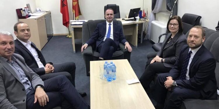 Ambasadorja e SHBA-ve vizitë Komunës së Tuzit