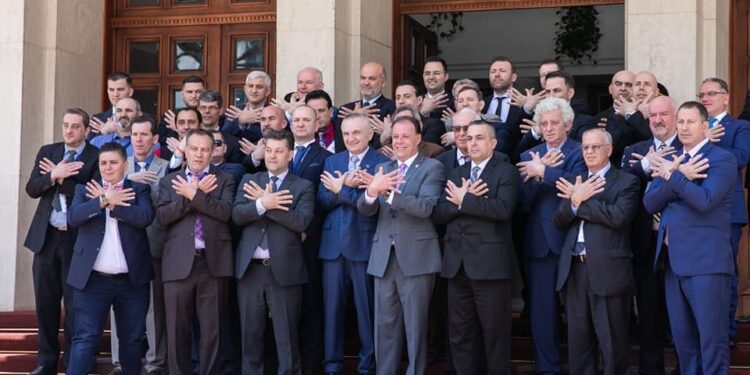 Presidenti i Shqipërisë, z. Ilir META, vlerëson Batalioni “Atlantiku”, me Titullin “Kalorës i Urdhrit të Flamurit”