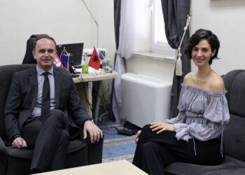 Modelja e njohur me famë botërore, Emina Çunmulaj, vizitoi Komunën e Tuzit