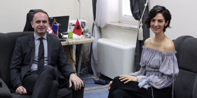 Modelja e njohur me famë botërore, Emina Çunmulaj, vizitoi Komunën e Tuzit