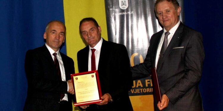 Veprimtari Ali Daci, nderohet me titullin Qytetar Nderi i Pejës