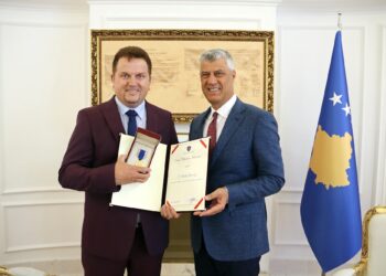 Presidenti i Kosovës, Hashim Thaçi, dekoron këngëtarin, Nikollë Nikprelaj, për kontributin e madh në muzikë dhe art