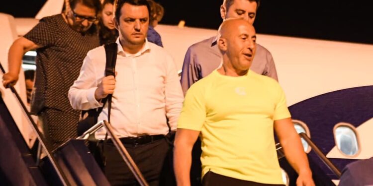 Haradinaj kthehet nga Haga: Pafajësinë time nuk mund ta vë në pikëpyetje askush