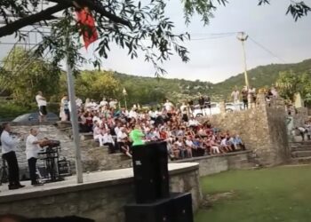 Në Logun e Vitojës, mijëra njerëz festojnë festën e Shën Gjonit