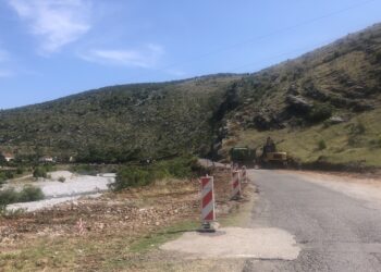 Vazhdojnë punimet në ndërtimin e rrugës Dinoshë-Cemi i Trieshit-Grabom